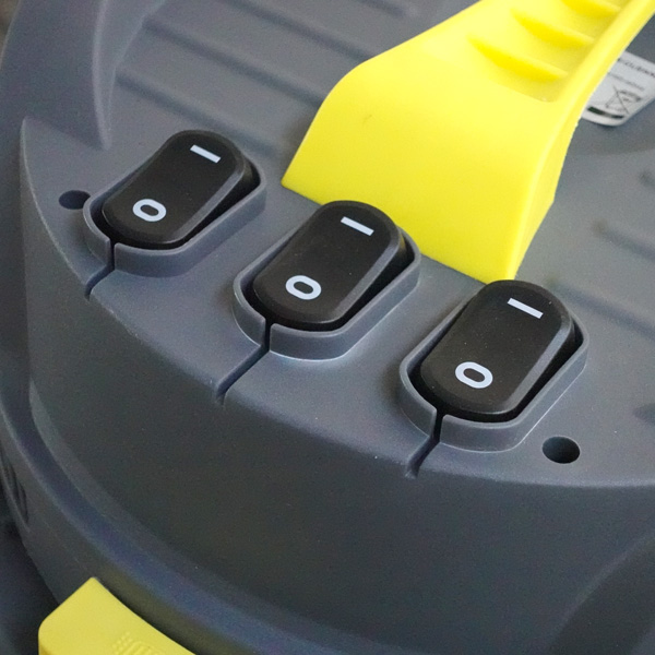 Cabezal y botonera (cada botón enciende un motor) con protección a salpicaduras de agua IPX4 Clase II.